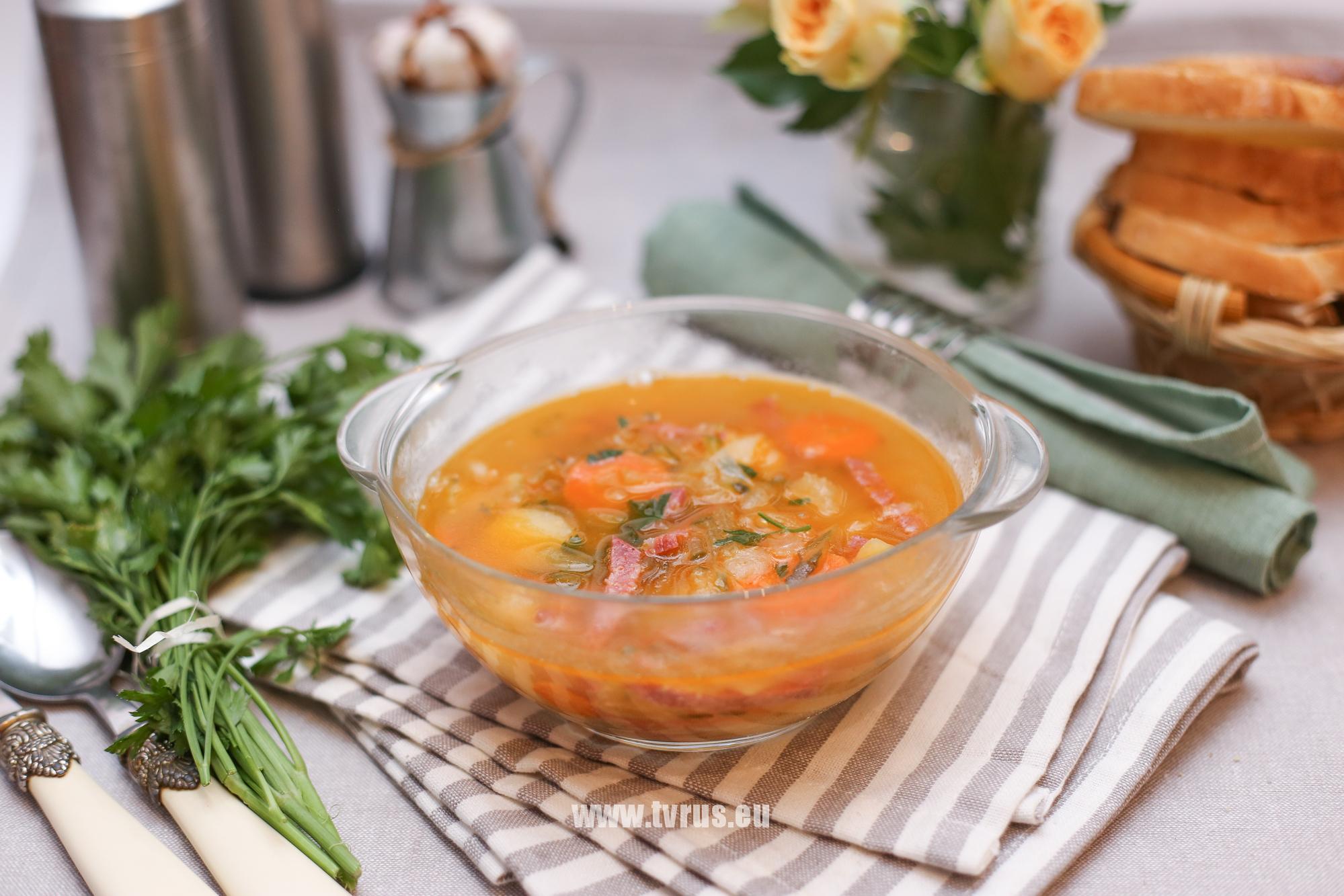 Суп с фасолью и колбасками